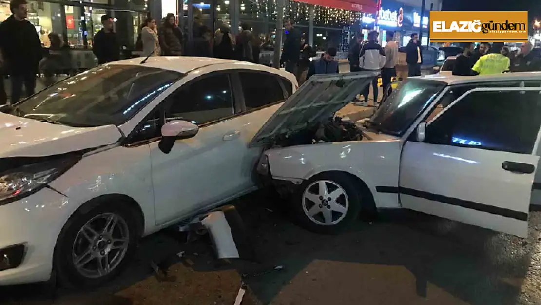 Elazığ'da otomobil, park halindeki araçlara çarptı: 2 yaralı