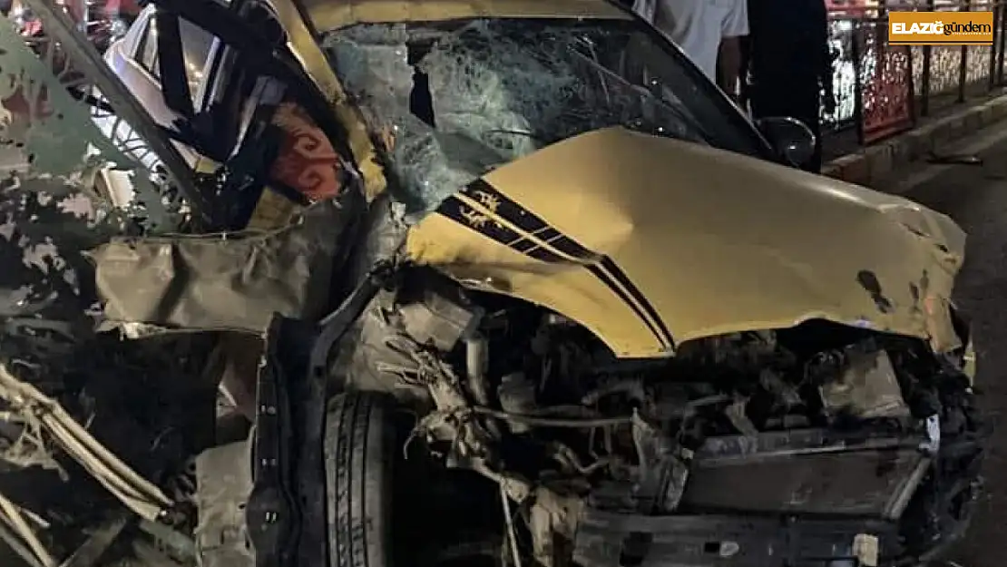 Elazığ'da otomobil refüjdeki bariyerlere çarptı: 1 yaralı
