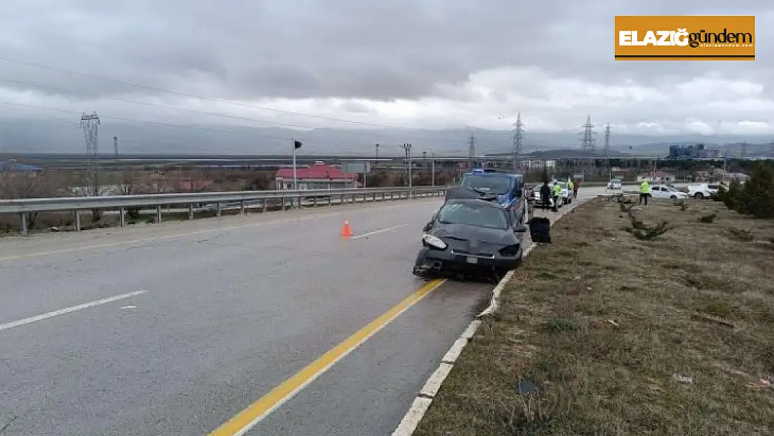 Elazığ'da otomobil refüje çarptı: 2 yaralı