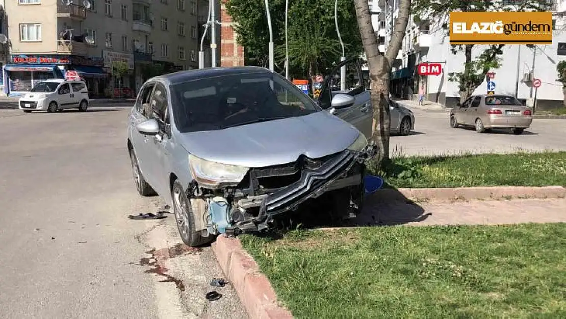 Elazığ'da otomobil refüje çıktı