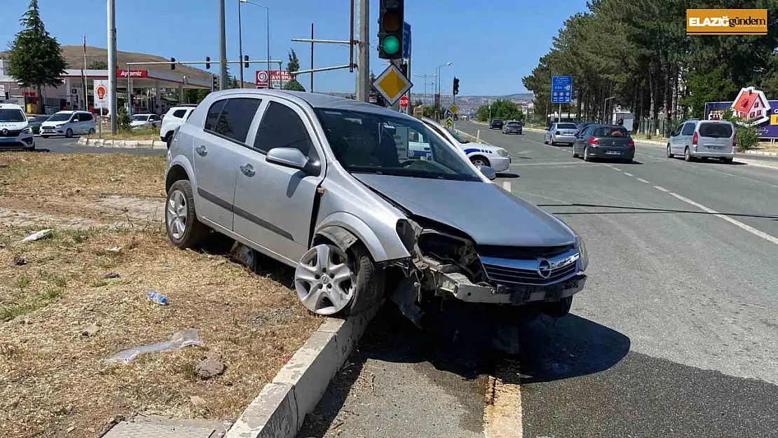 Elazığ'da otomobil refüje çıktı: 4 yaralı