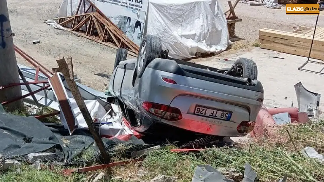 Elazığ'da otomobil şarampole devrildi: 2 yaralı