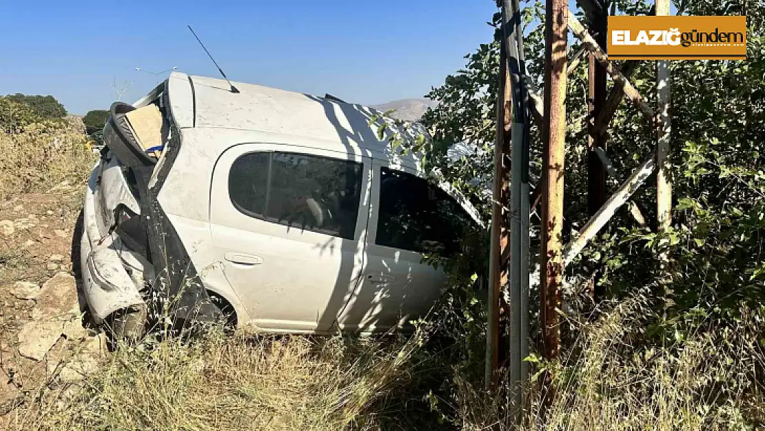 Elazığ'da otomobil şarampole uçtu: 2 yaralı