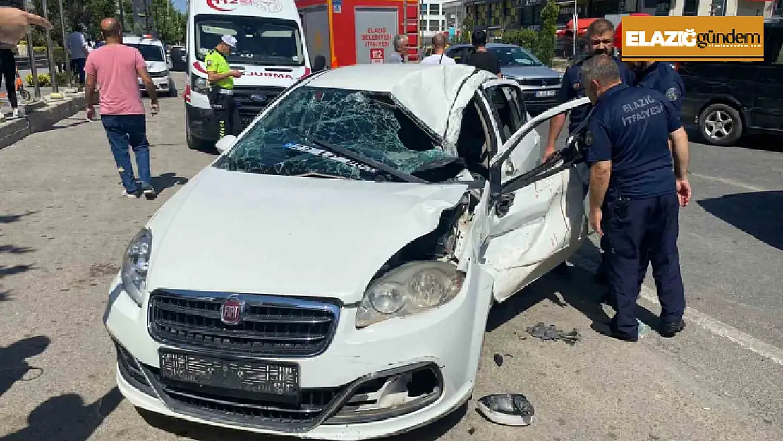 Elazığ'da otomobil tıra çarptı: 3 yaralı