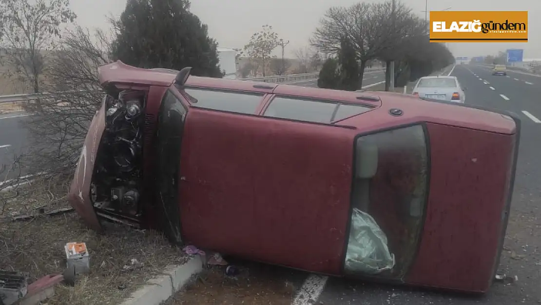 Elazığ'da otomobil yan yattı: 4 yaralı