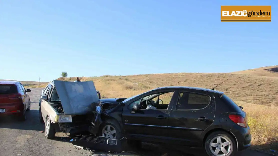 Elazığ'da otomobiller kafa kafaya çarpıştı: 8 yaralı