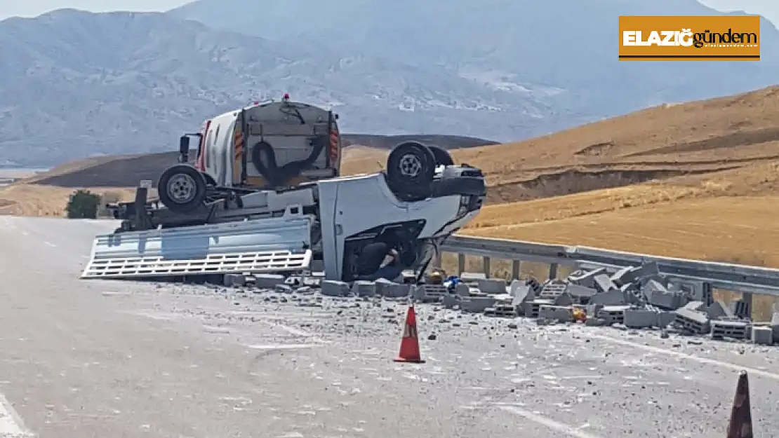 Elazığ'da pikap ile otomobil çarpıştı: 3 yaralı