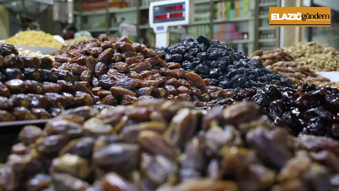 Elazığ'da Ramazan'ın vazgeçilmezi hurma tezgahlardaki yerini aldı