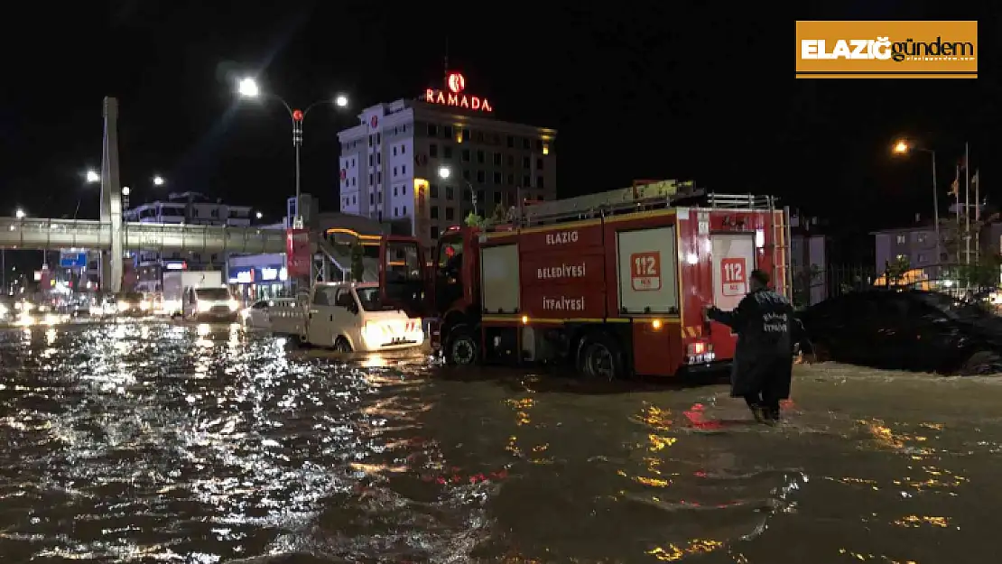 Elazığ'da sağanak biranda bastırdı, onlarca araç yolda kaldı