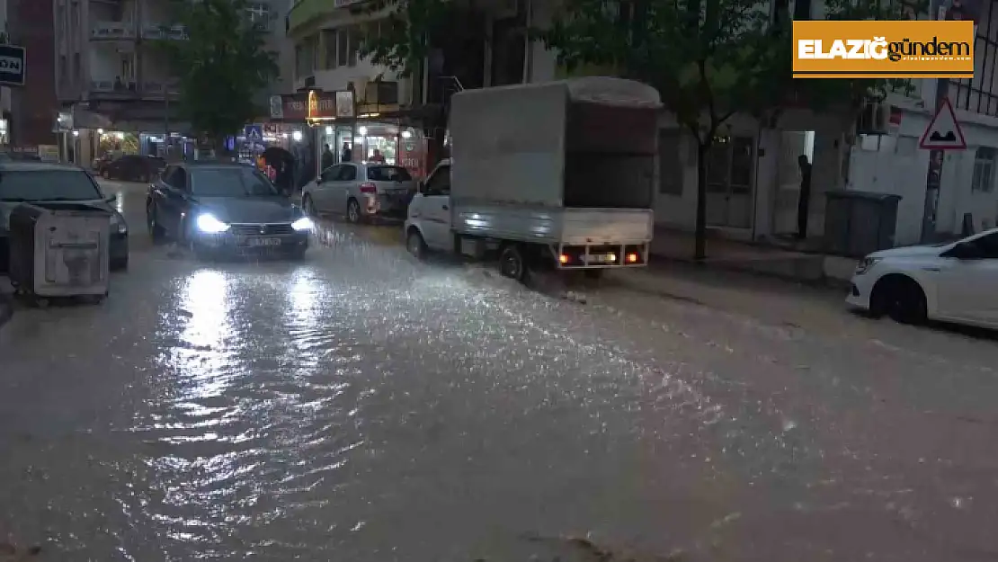 Elazığ'da sağanak etkili oldu, yollar göle döndü