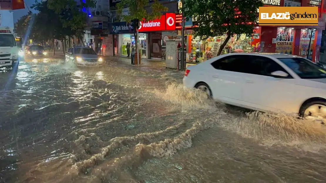 Elazığ'da sağanak etkili oldu, yollar göle döndü