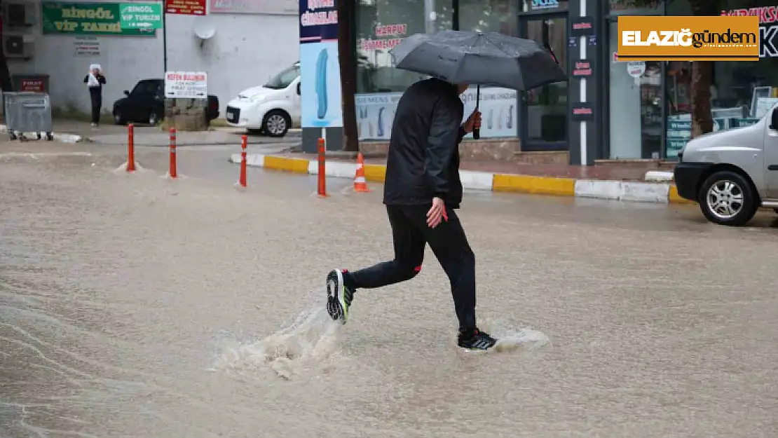 Elazığ'da sağanak hayatı felç etti