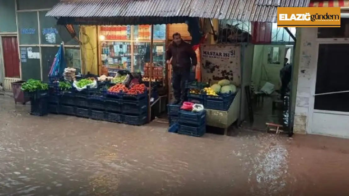 Elazığ'da sağanak sonrası iş yerlerini su bastı, yollar zarar gördü