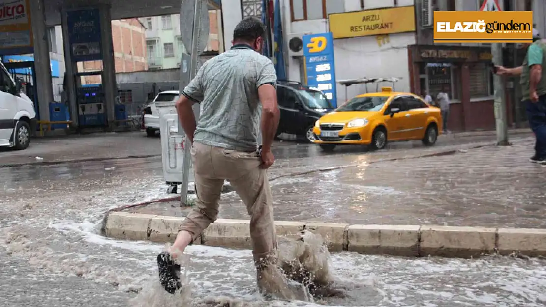 Elazığ'da sağanak yağış etkili oldu, yollar nehre döndü