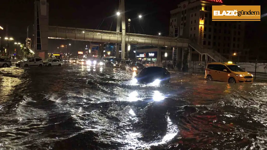 Elazığ'da sağanak yağışta yolda kalan araçları itfaiye kurtardı