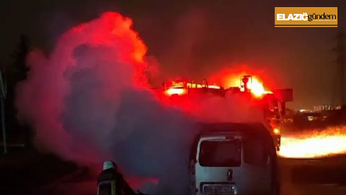 Elazığ'da seyir halindeki araç alev topuna döndü