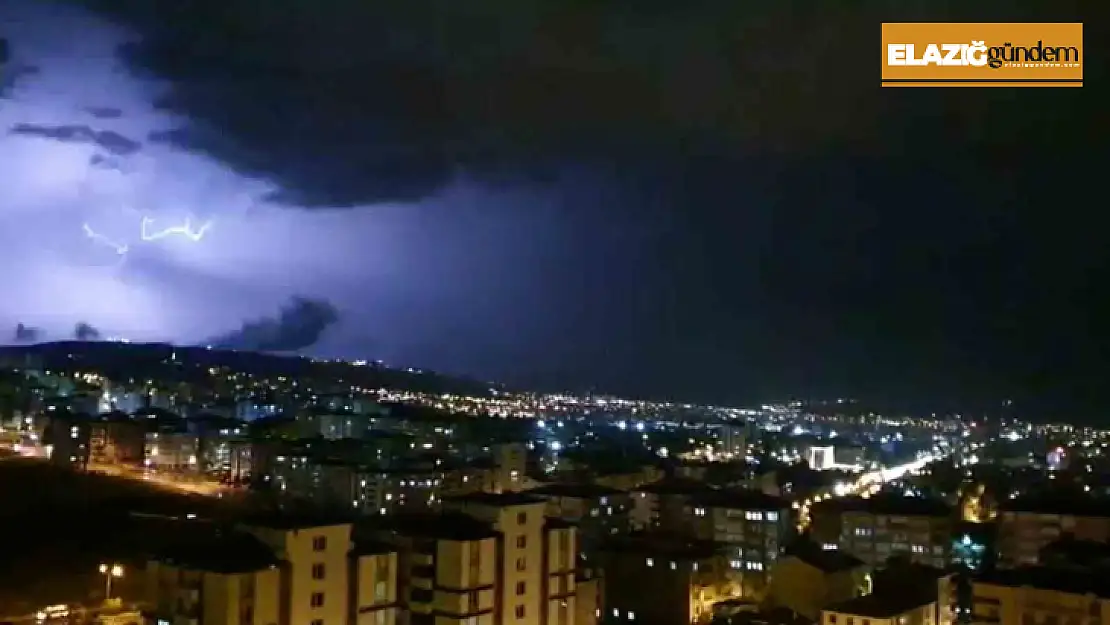 Elazığ'da şimşekler geceyi aydınlattı