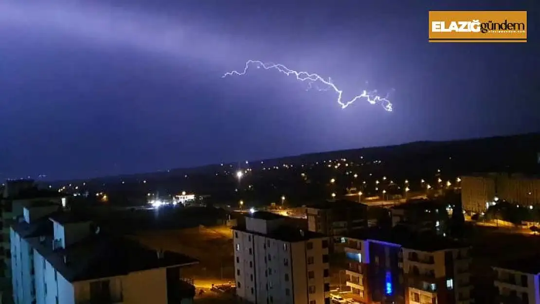 Elazığ'da şimşekler geceyi aydınlattı