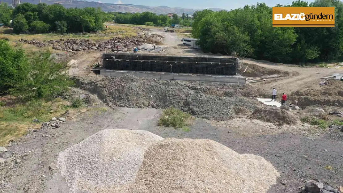 Elazığ'da Şorşor Deresi üzerine yeni köprü inşa ediyor