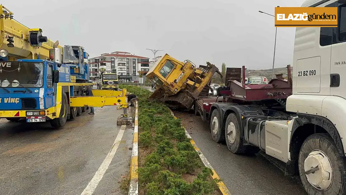 Elazığ'da taşıma aracının üstündeki dozer devrildi