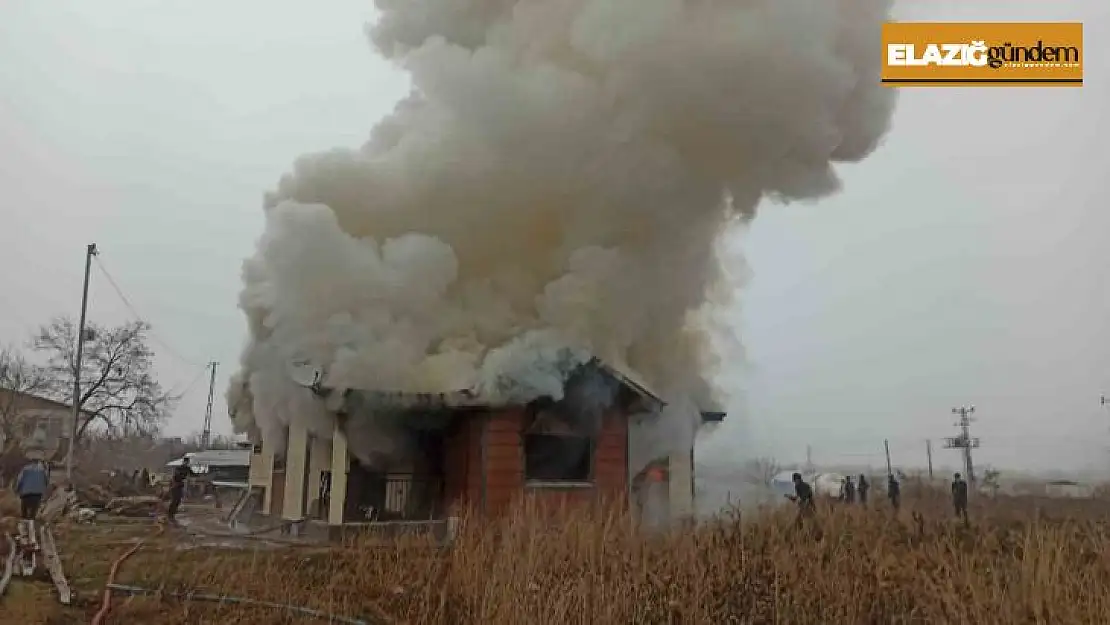 Elazığ'da tek katlı ev çıkan yangında kullanılamaz hale geldi