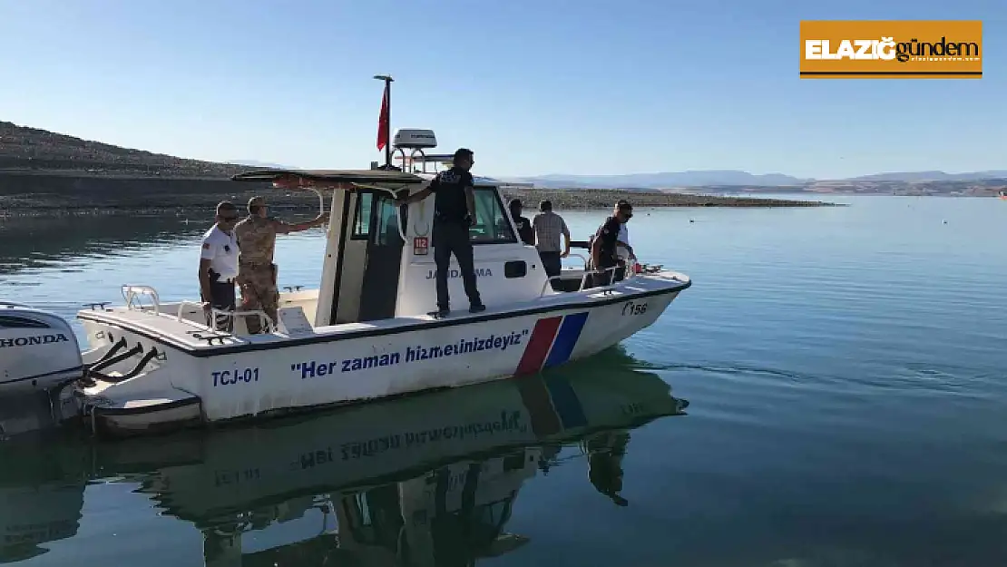 Elazığ'da tekneyle birlikte suda kaybolan şahsı arama çalışmaları sürüyor