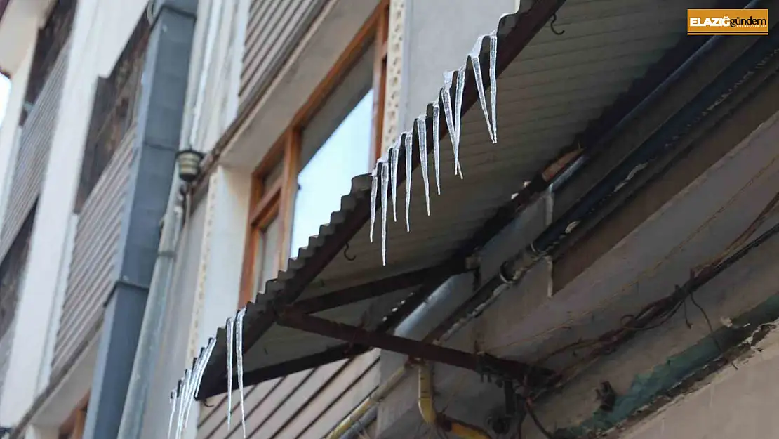 Elazığ'da termometreler eksiyi gösterdi, buz sarkıtları oluştu