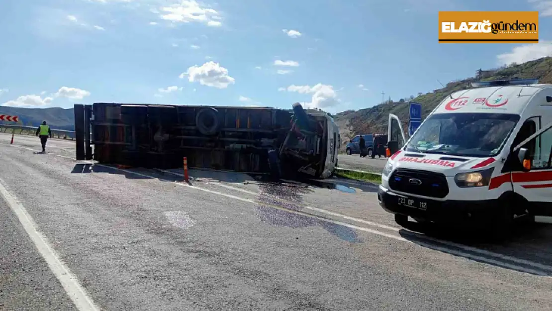 Elazığ'da tır devrildi: 2 yaralı