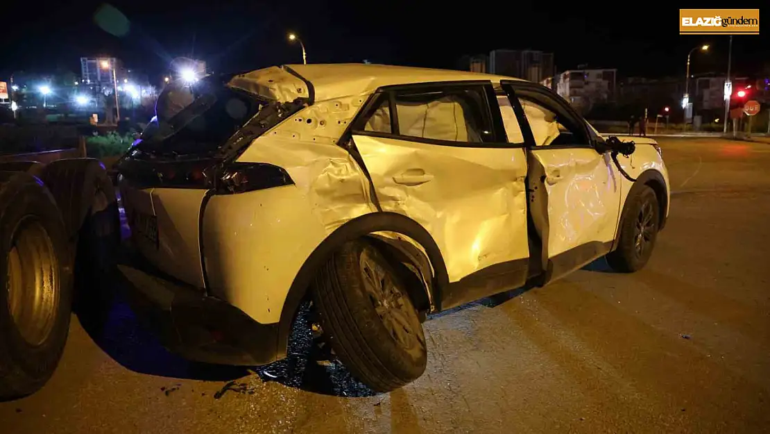Elazığ'da tır ile otomobil çarpıştı: 4 yaralı