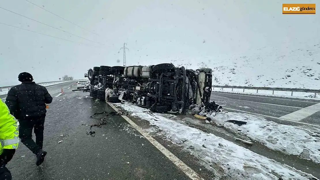 Elazığ'da tır yan yattı