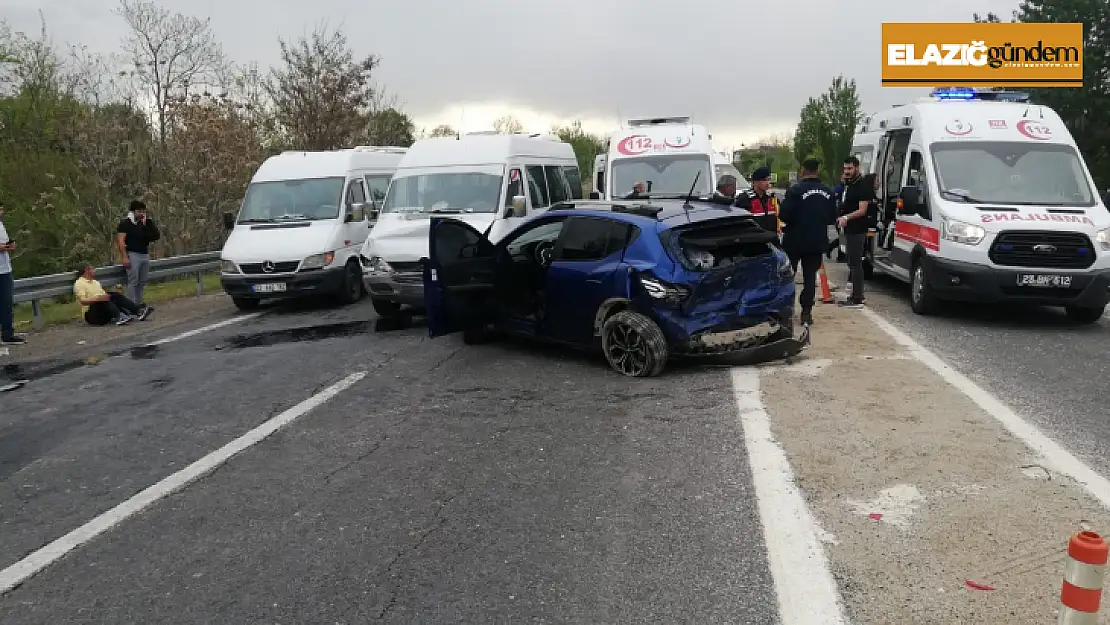 Keban Yolu Cip Köyü mevkiinde minibüs ile otomobil çarpıştı