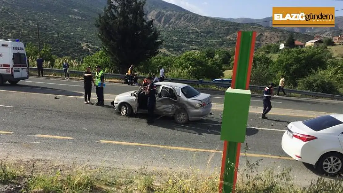 Elazığ'da trafik kazası: Çarpışan otomobillerden biri alev alev yandı, 1 kişi öldü 6 kişi yaralandı