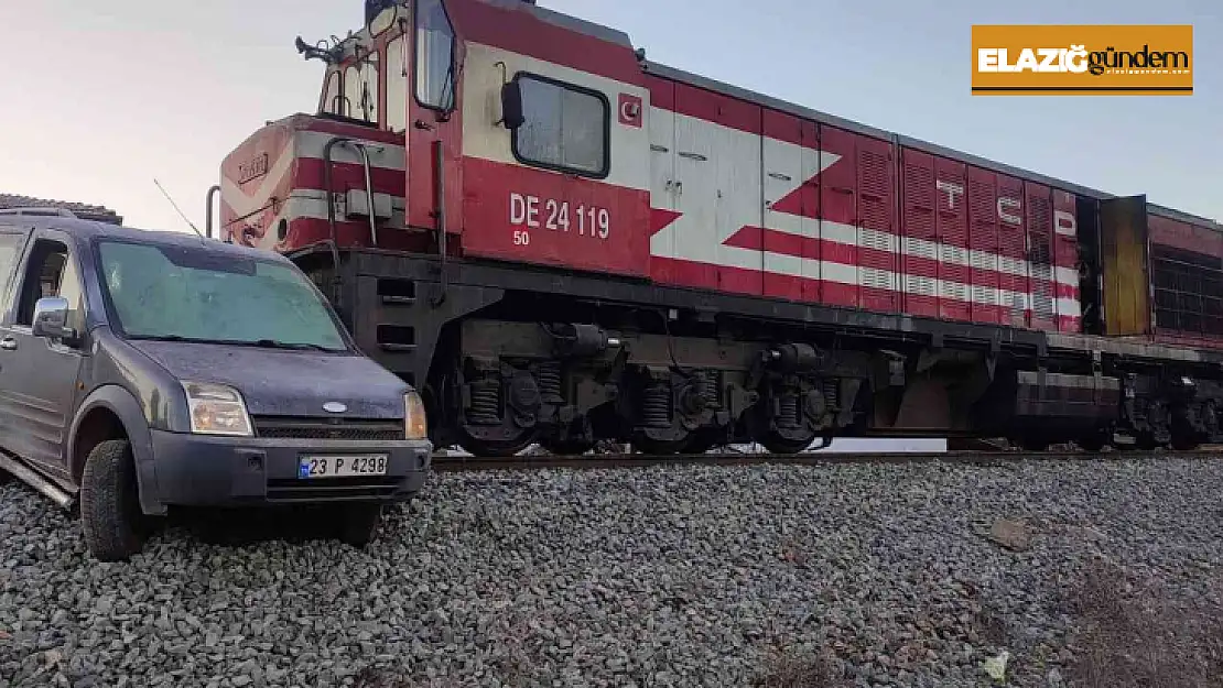 Elazığ'da tren, hemzemin geçitte çarptığı aracı 100 metre sürükledi: 1 yaralı