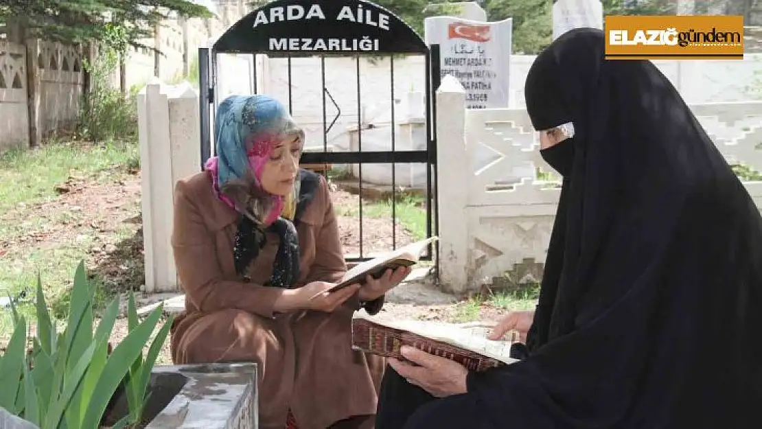 Elazığ'da vatandaşlar  mezarlıklara akın etti