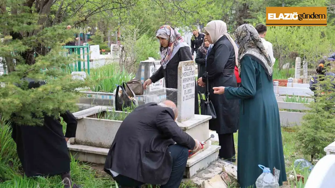 Elazığ'da vatandaşlar mezarlıklara akın etti