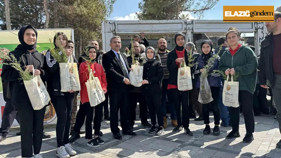 Elazığ'da vatandaşlara 6 bin adet ücretsiz fidan dağıtıldı