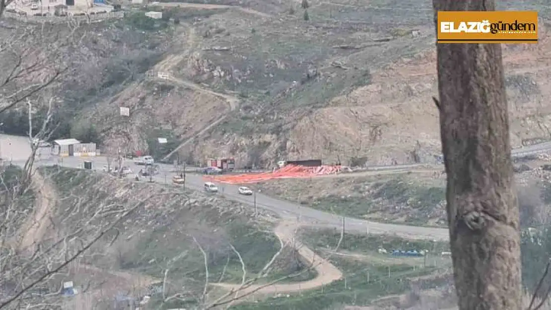 Elazığ'da virajı alamayan kanyom devrildi: 1 yaralı