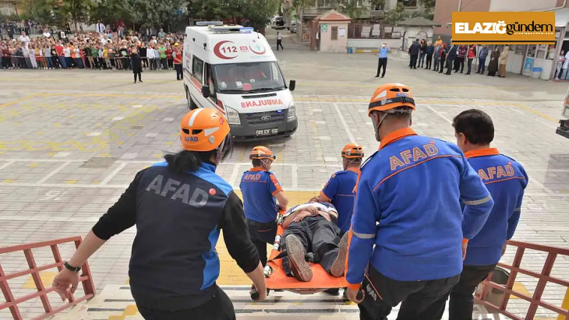 Elazığ'da yapılan deprem tatbikatı gerçeği aratmadı, öğrenciler meraklı gözlerle izledi