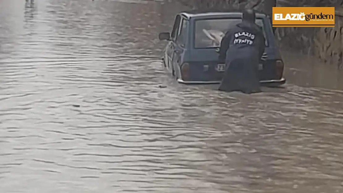 Elazığ'da yoğun yağış sonrası ev ve iş yerlerini su bastı, araçlar mahsur kaldı