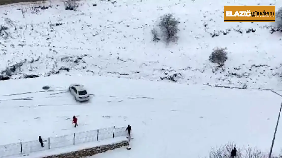 Elazığ'da yol buz pistine döndü, araçlar böyle kaydı