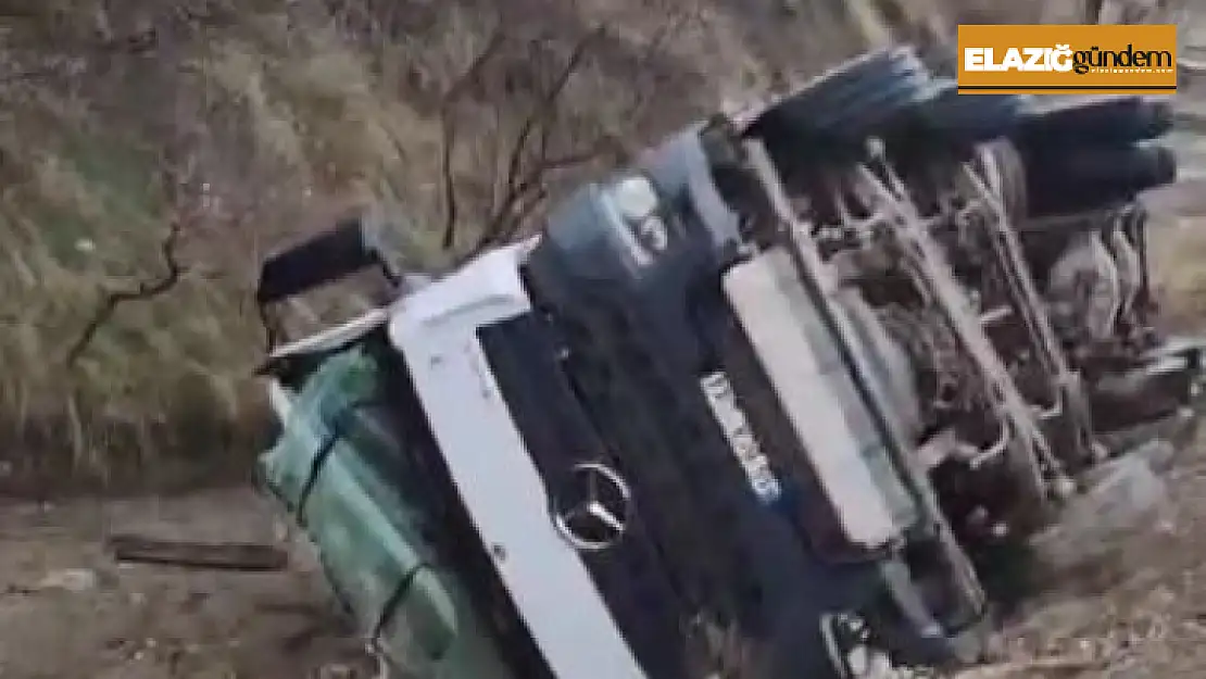 Elazığ'da yol çöktü, beton mikseri yan yattı