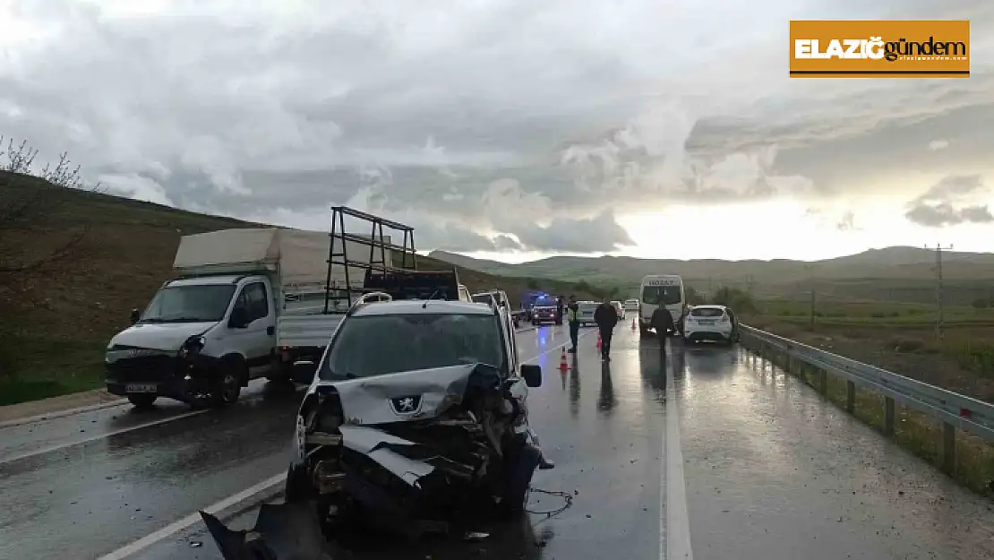 Elazığ'da zincirleme trafik kazası: 1 ölü, 4 yaralı