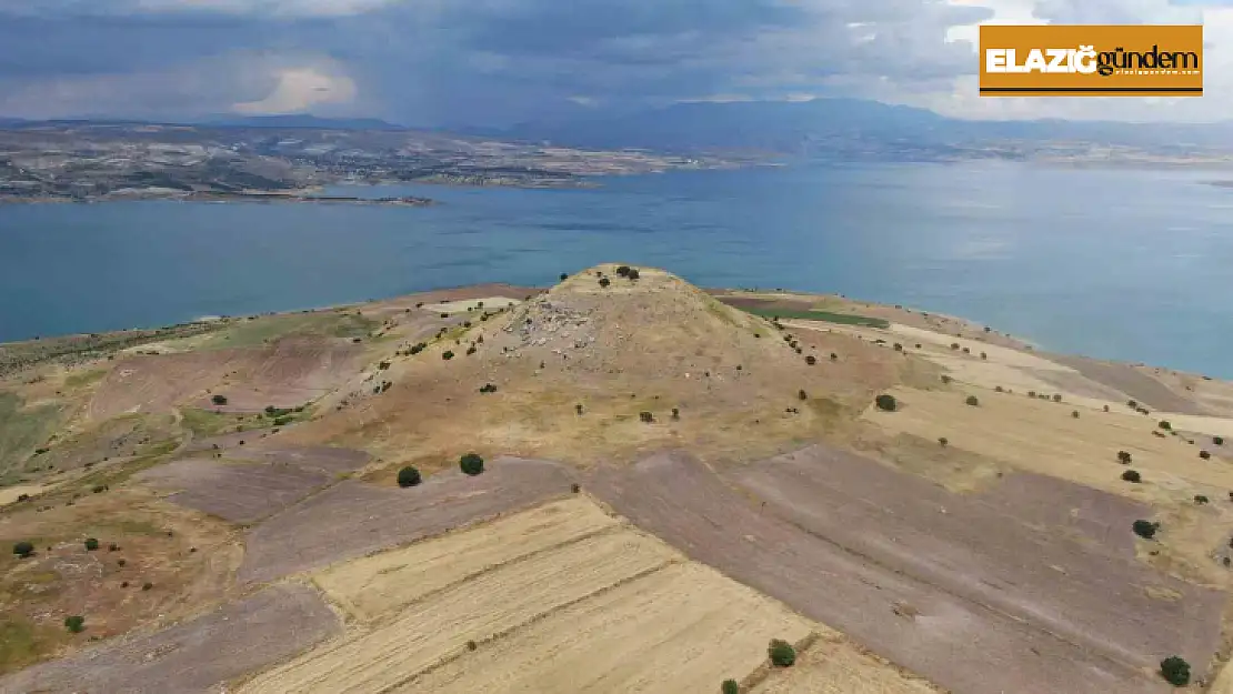 Elazığ'daki höyük manzarası ile dikkat çekiyor