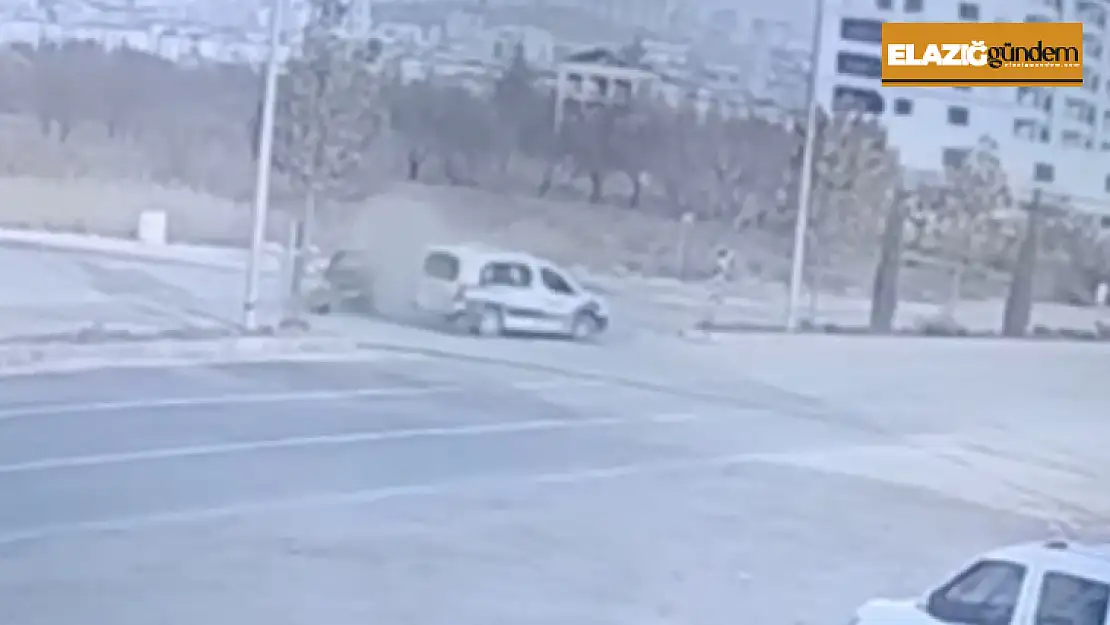 Elazığ'daki trafik kazası güvenlik kamerasına yansıdı: 2 yaralı