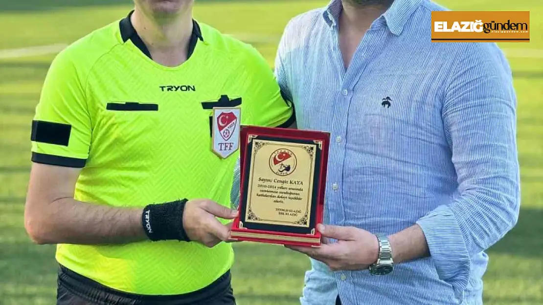 Elazığ futbolunda jübile yapan iki hakeme plaket takdimi