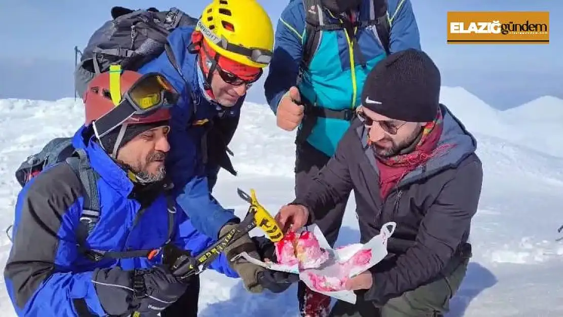 Elazığ'ın zirvesinde doğum günü kutladılar