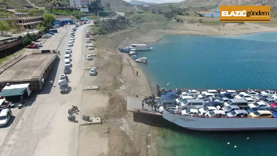 Elazığ-Pertek feribotlarında bayram yoğunluğu