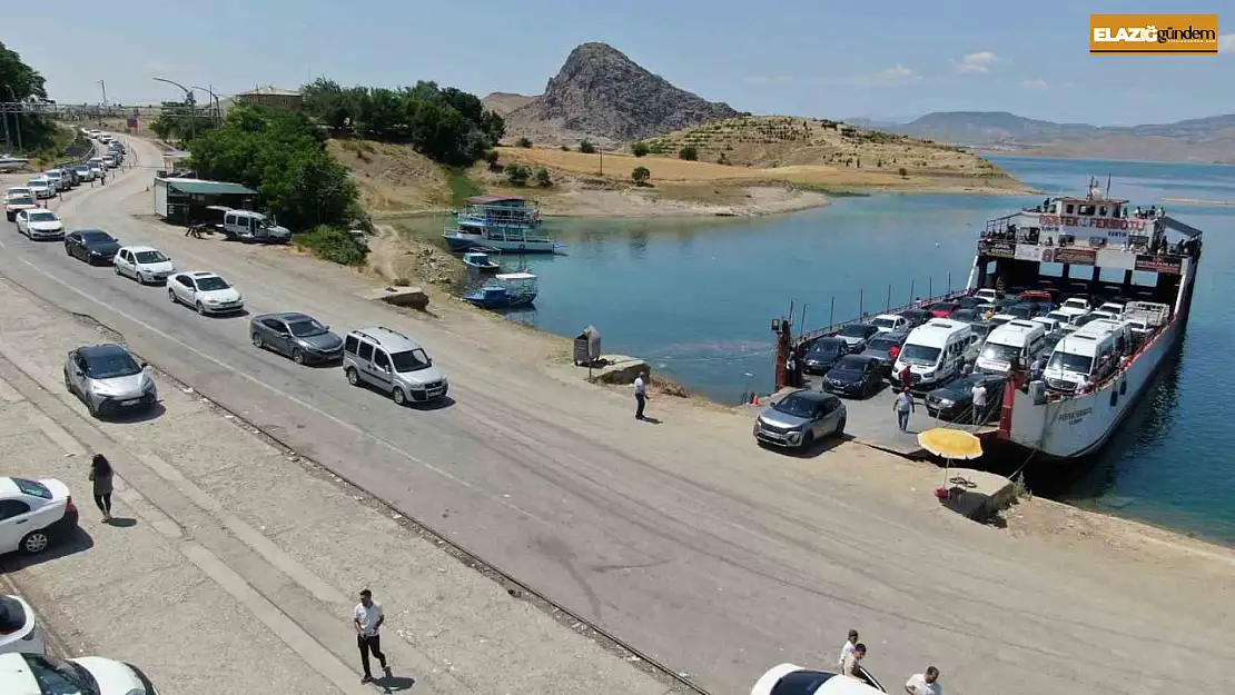 Elazığ-Pertek feribotlarında bayram yoğunluğu: Kilometrelerce kuyruk oluştu
