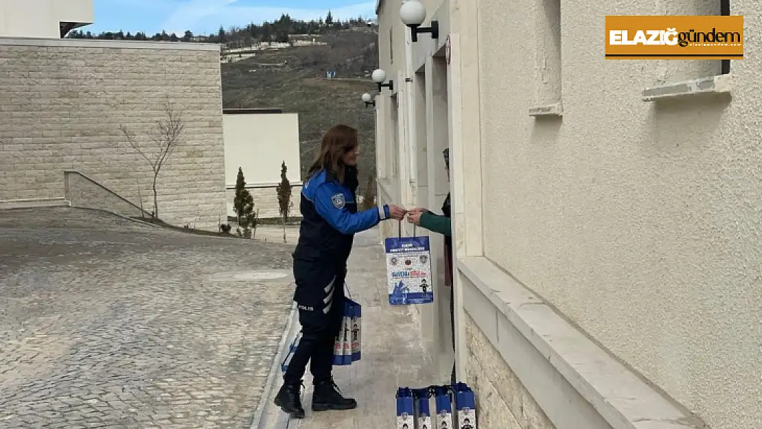 Elazığ polisi depremzede kadınların gününü kutladı