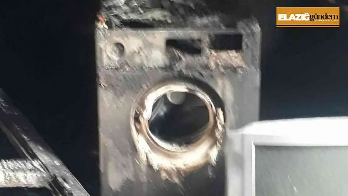 Elektrik kontağından çıkan yangın evi küle çevirdi